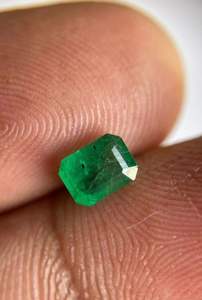 ESMERALDA NATURAL SUELTA DE 0.70 CT CON CORTES DE OCHO ÁNGULOS. HERMOSA ESMERALDA PARA JOYERÍA. - Product Image 2