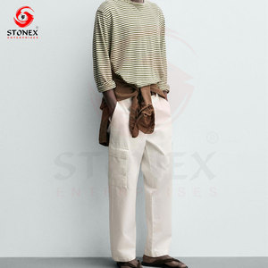 Rehaussez votre collection de vêtements avec ces pantalons cargo blancs pour hommes, conçus pour allier style et fonctionnalité. - Product Image 2