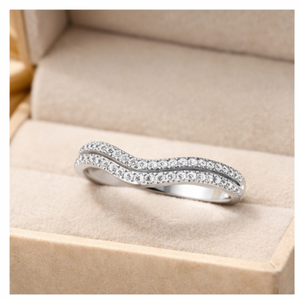 Bague empilable de luxe en argent 925 plaqué or avec diamant de laboratoire tendance, sertie de griffes, cadeau parfait personnalisé pour fiançailles et mariage féminin - Product Image 3