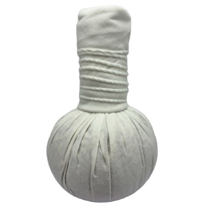 Boule de compresse traditionnelle thaïlandaise de la marque KMP, ingrédients 100% naturels, réutilisable, certifiée GMP, massage thaïlandais complet du corps, spa - Product Image 1