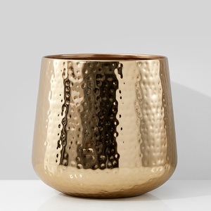 Jarrón de Metal Dorado Estilo Francés Vintage, Urna Decorativa Acanalada, Maceta Clásica en Tono Latón, Decoración de Lujo para el Hogar - Product Image 6
