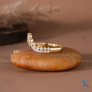 Anillo de Boda y Aniversario para Mujer, con Doble Hilera de Diamantes Cultivados en Laboratorio, Diseño Chevron, en Oro Amarillo, Estilo Minimalista - Product Image 6