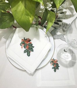 Serviettes de cocktail de Noël brodées houx et nœud rouge 6x6' en coton blanc avec ourlet festonné pour la maison, l'hôtel et les fêtes - Product Image 2