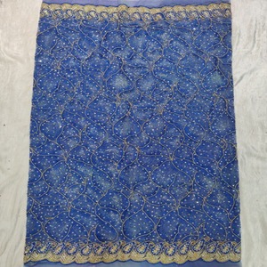 Tela de encaje nigeriana de alta calidad y lujo, con cuentas pesadas, 5 yardas, con cuentas tubulares y bordados sobre un patrón abstracto. - Product Image 1