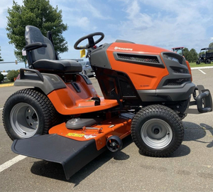 Tracteur de jardin Husqvarna TS354XD 24 CV, tondeuse autoportée robuste avec plateau de broyage pour aménagement paysager professionnel - Product Image 1