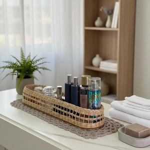 Plateau en rotin tressé fin, idéal pour les pinceaux de maquillage, les parfums, les crèmes de soin et l'utilisation sur la coiffeuse. Fabriqué en Inde. - Product Image 6