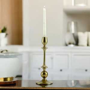 Candelabro Elegante para Decoración de Mesa de Boda con Vela Cónica y Arreglo Floral - Product Image 3