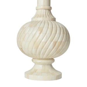 Lámpara de Noche Artesanal con Incrustaciones de Hueso, Elegante Diseño de Mosaico Hecho a Mano, Estilo Art Deco, Lámpara de Mesa Personalizable con Pantalla Beige - Product Image 5