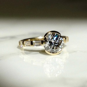 Elegante Anillo de Boda Personalizado con Diamante Cultivado en Laboratorio de 2.00CT, Bisel Central y Baguettes Laterales, Oro Amarillo de 14K, Certificado IGI, Estilo Minimalista - Product Image 2