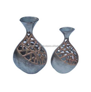 Floreros de mesa modernos de aluminio fundido con acabado de terracota para decoración del hogar o Bodas de Azora Industries - Product Image 5