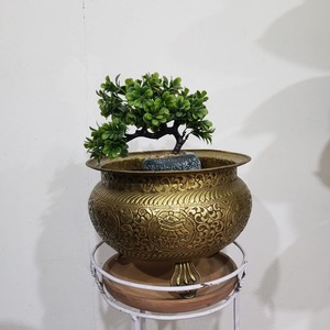 Macetero de latón con acabado dorado grabado tradicional, ideal para decoración de interiores del hogar y elegante estilo de plantas en la mesa de entrada. - Product Image 2