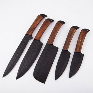 Ensemble de couteaux de cuisine en acier inoxydable thermolaqué, avec étui en cuir et manche en bois de rose, par un fabricant de couteaux forgés - Product Image 1