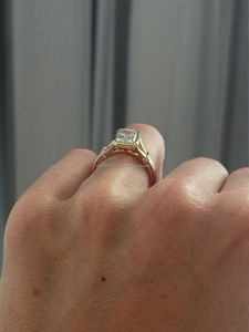 Impresionante Anillo de Diamantes con Corte Esmeralda en Oro Amarillo con Engaste de Bisel, Elegante Anillo de Compromiso Moderno para Mujer, Diseño de Joyería de Lujo - Product Image 3