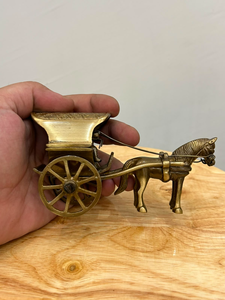 Modèle de calèche à chevaux en laiton antique, miniature de chariot à chevaux vintage avec un design de calèche détaillé, en métal fait main - Product Image 3