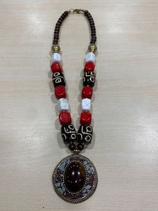 Collier en résine fait main de haute qualité, léger et coloré, avec pendentif floral ange et fleurs séchées en provenance d'Inde - Product Image 3