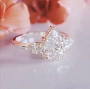 Élégante bague de mariage et cadeau certifiée pour elle, en argent sterling 925 plaqué or rose, sertie d'un moissanite taille poire de 2 carats - Product Image 2