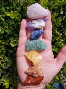 Juego de Piedras de Cristal Natural de 7 Chakras |   Kit de Cristales Crudos de Piedras Preciosas Curativas |   Piedras de Palma para Equilibrio de Chakras, Meditación, Reiki y Yoga - Product Image 2