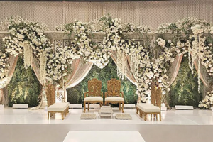 Sillas Mandap de Madera Tratada Estilo Vintage para Bodas del Sur de Asia, Sillas Vedi Personalizadas, Juego de Sillas Mandap para Bodas Reales - Product Image 4