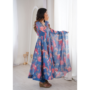 Robe Kali en organza floral de haute couture avec silhouette circulaire soutenue par un tissu, pantalon coordonné et dupatta en dentelle pour femme - Product Image 6