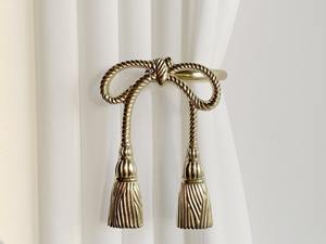 Sujetador de cortina decorativo de metal dorado con borla anudada y gancho para colgar en la pared, elegante soporte para cortinas para un estilo elegante en las ventanas del hogar. - Product Image 2