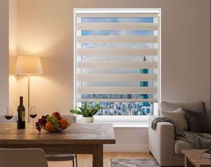 ม่านม้วนแบบฝรั่งเศสสองชั้น ผลิตจากโพลีเอสเตอร์ในตัว ใช้ได้ทุกฤดู พร้อมคุณสมบัติกรองแสงและตัวเลือกปรับแต่งได้ - Product Image 1