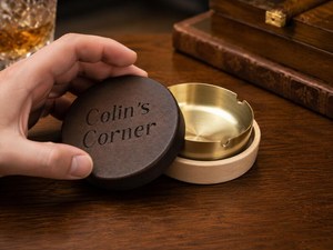 Cendrier en bois d'acacia personnalisé avec couvercle pour lui - Product Image 3