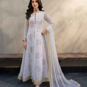 Vestido de gasa suave combinado con gasa bordada. duppatta. Una decoración elegante y detallada. Trabajo de raisham puro mezclado con secuencias mate - Product Image 1