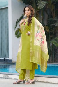 Traje de Pantalón Recto de Seda Viscosa de Lujo con Bordado Multihilo y Dupatta de Seda Muselina Estampada, Ropa Étnica India - Product Image 4