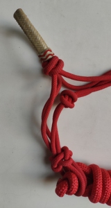Licol pour chevaux hybride en corde et cuir, offrant un confort maximal pour les propriétaires de chevaux - Product Image 2