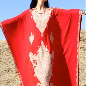 Caftán Kashmirí Hecho a Mano con Bordado, 100% Algodón, Color Rojo, Bordado Intenso, Largo hasta el Suelo, Estilo Casual - Product Image 1