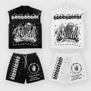 Ensemble de survêtement streetwear personnalisé pour homme, deux pièces coupe ample et épaisse, comprenant un t-shirt imprimé sérigraphié et un short, avec appliques et patchs effet usé - Product Image 6