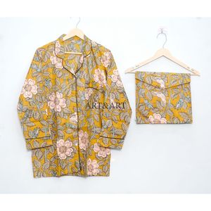 Ensemble de pyjama en coton doux pour femmes, imprimé à la main avec des motifs floraux, vêtements de nuit jaunes pour les vacances de printemps et l'usage quotidien - Product Image 2