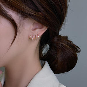 Pendientes Minimalistas de Plata 925 con Baño de Plata y Moissanita en Engaste de Bisel, Estilo Geométrico para Uso Diario de Mujer - Product Image 1