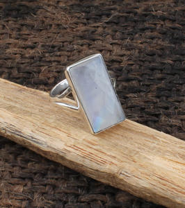 แหวนรูปทรงสี่เหลี่ยมผืนผ้าประดับมูนสโตนสีรุ้งธรรมชาติ เงินแท้ 925 แหวนไฟสีน้ำเงินสำหรับผู้หญิง เครื่องประดับทำมือ หินประจำเดือนเกิดเดือนมิถุนายน ขายส่ง - Product Image 4