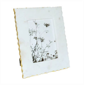 Support photo moderne en résine côtelée avec fonction de fixation murale artisanale - Product Image 1