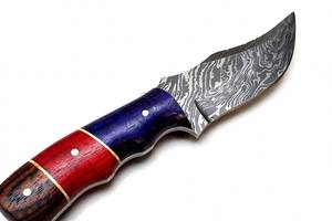 Couteau utilitaire robuste d'extérieur à double tonalité bleu-rouge personnalisé avec manche en bois et lame en acier Damas fixe - Product Image 3
