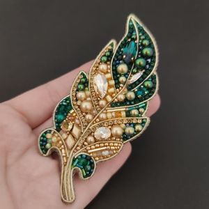Broches de Compromiso con Diseño Personalizado, Bordados a Mano con Cuentas de Semillas, Diseño de Hoja - Product Image 4