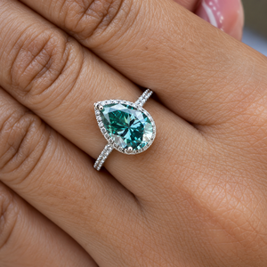Anillo de Gema Verde Corte Pera para Mujer, Anillo de Lujo con Halo de Diamantes y Banda Pavé - Product Image 3