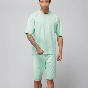 Conjunto de camiseta y pantalones cortos de punto casual, transpirable, cómodo, para verano, en color verde menta sólido, para hombre. - Product Image 1