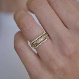 Anillos de boda de oro texturizado con diamantes de laboratorio, anillos apilables minimalistas de oro macizo de 14K y 18K con engaste redondo para mujer, joyería. - Product Image 6