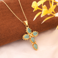 Collier pendentif croix crucifix en or plaqué 18 carats avec chalcédoine aqua antique, perles en laiton massif, bijoux religieux de créateur
