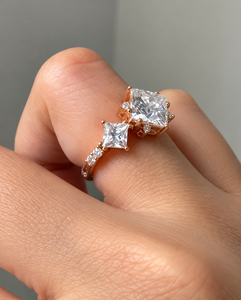 Bague en or rose avec diamant taille princesse pour femme, trois pierres, classique, alliance de mariage et de fiançailles - Product Image 2