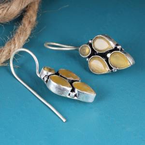 Pendientes Boho Étnicos Tribales con Ojo de Gato Amarillo |   Pendientes Colgantes de Latón Plateado en Plata Antigua para Mujer, Hechos a Mano, para Fiestas y Eventos, Venta al por Mayor - Product Image 4