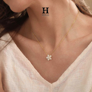 Collier élégant en or 14 carats avec pendentif floral en diamant, bijoux fins minimalistes pour femmes - Product Image 1