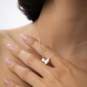 Collier pendentif Toi et Moi en diamant de laboratoire, taille poire, deux pierres, or jaune 14 carats, certifié IGI, chaîne fine, style minimaliste - Product Image 5