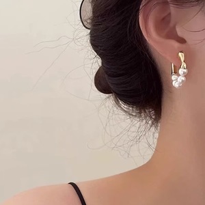 Pendientes de Perlas Naturales de Agua Dulce con Diseño de Nicho de Lujo Versátil, Hebilla de Herradura y Cierre de Aguja - Product Image 3