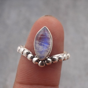 Anillo de Plata de Ley 925 con Cabujón de Piedra Lunar Arcoíris para Mujer – Anillo de Gema Natural - Product Image 2