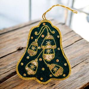 Décoration suspendue artisanale en Zari |   Décoration suspendue en velours vert avec fil métallique et perles, vente en gros de décorations suspendues Zari - Product Image 3
