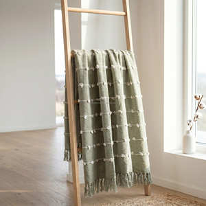 Plaid décoratif en coton tissé à motif quadrillé beige, couverture à pompons touffetés, décoration intérieure neutre - Product Image 3