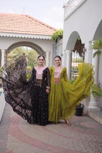 Nueva Colección de Diseñador para Navratri: Vestidos Anarkali de Georgette Sintética con Estampado Laheriya y Trabajo Kutche, Vestidos Navratri con Gran Vuelo - Product Image 3